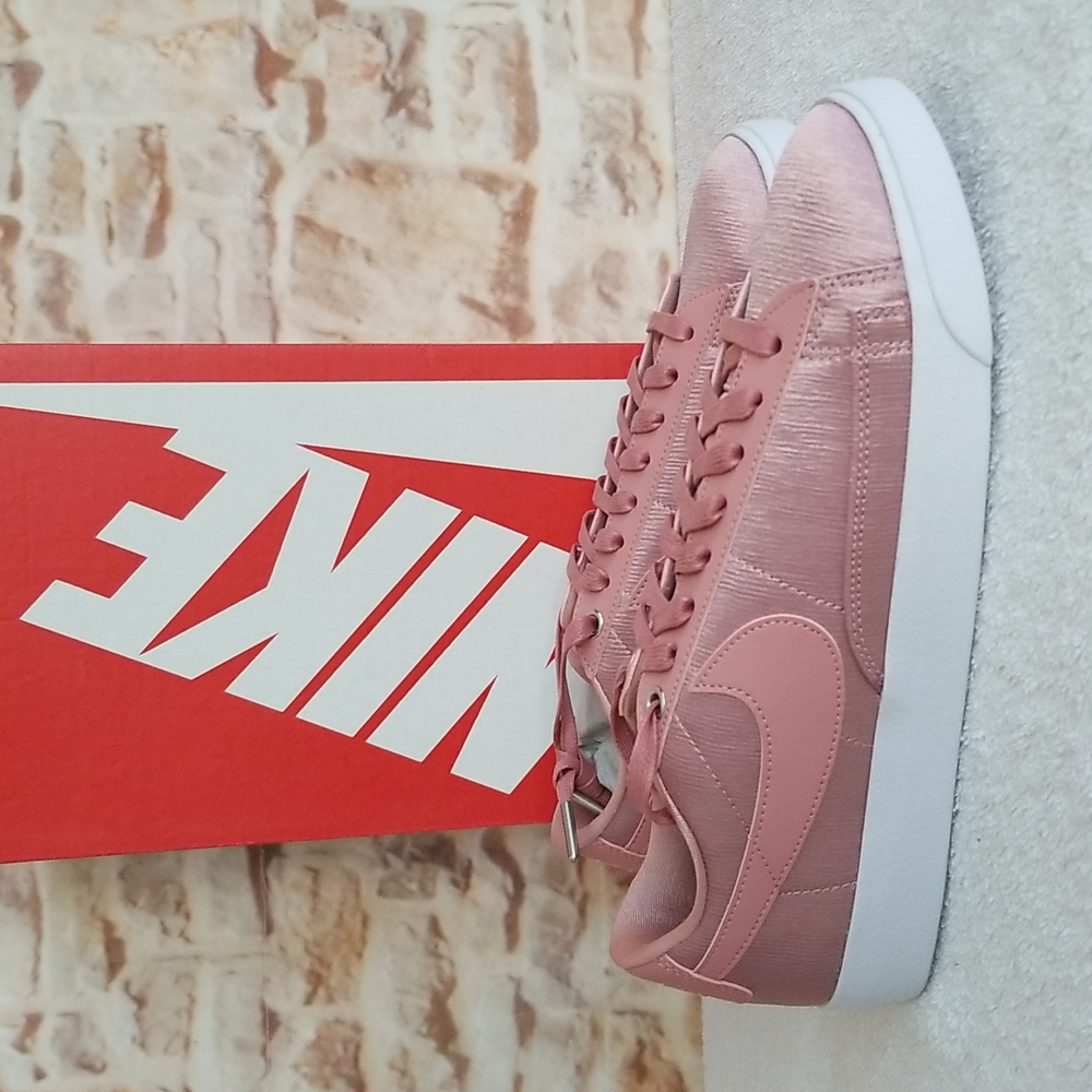 New Nike Blazer Low Top SE Sneakers